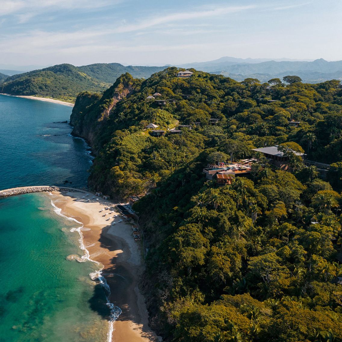 Vista aérea de la costa de Monteón, entre la selva y el Pacífico en la Riviera Nayarit